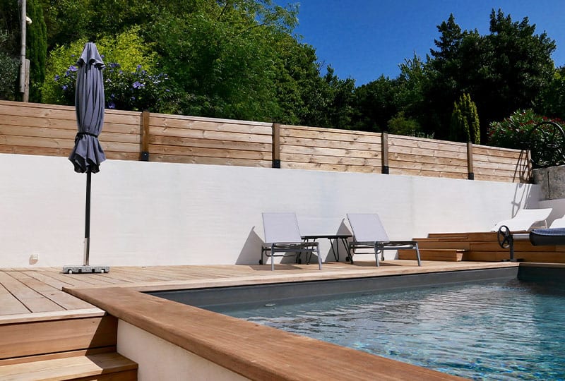 terrasse en bois Garapa cloturé par une palissade bois