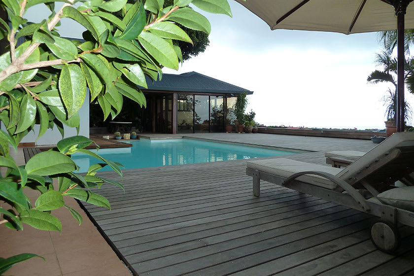 terrasse ipe avec des transats autour d'une piscine