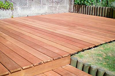 Terrasse extérieure en bois massif