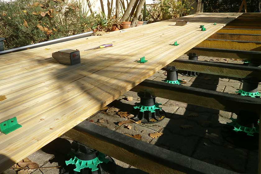 construction d'une terrasse en bois meleze
