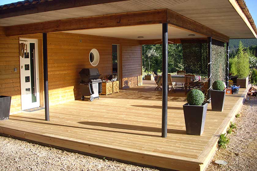 porche avec une terrasse en bois mélèze