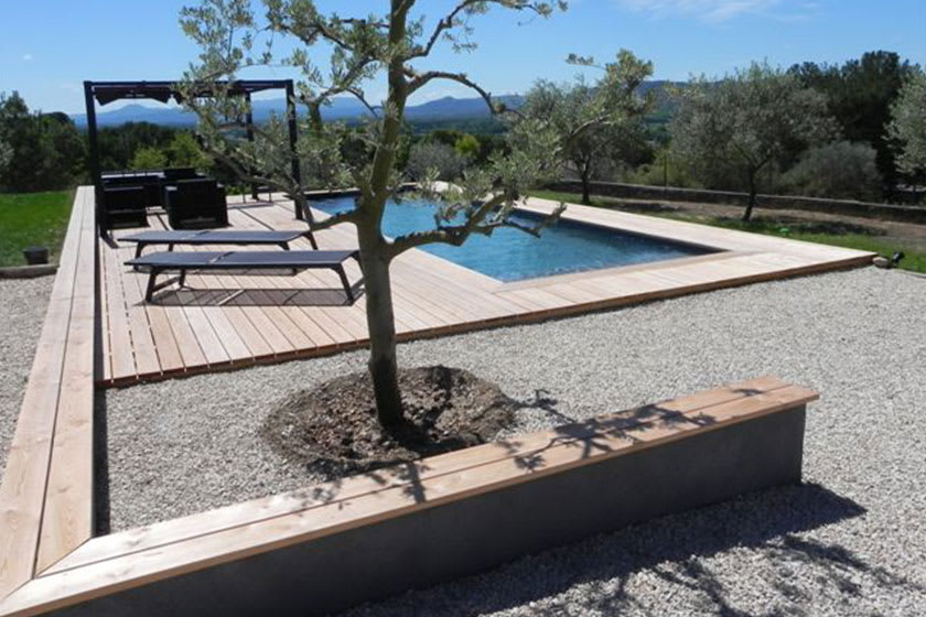 terrasse bois en mélèze avec piscine