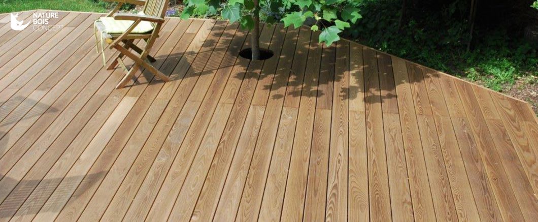 belle terrasse bois et chaise à l'ombre