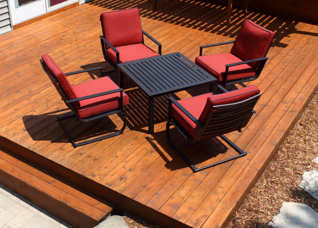 salon de jardin pour agrémenter une terrasse bois.