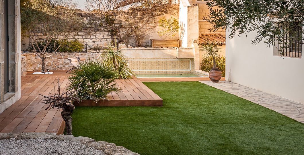 Gazon synthétique pour terrasse : nos conseils pour bien choisir