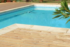 Terrasse bordure de piscine essence bois Mélèze de Sibérie