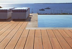 Terrasse bambou MOSO X-TREME bord de piscine