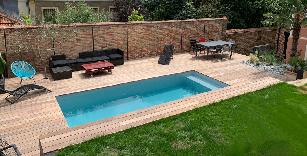 Clôture piscine bois Ecobois, une barrière de piscine très nature.