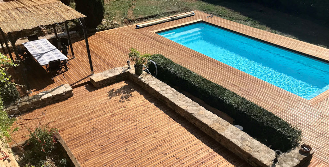 Réalisation de terrasse pour piscine en bois de Pin Sylvestre brun strié traité classe 4