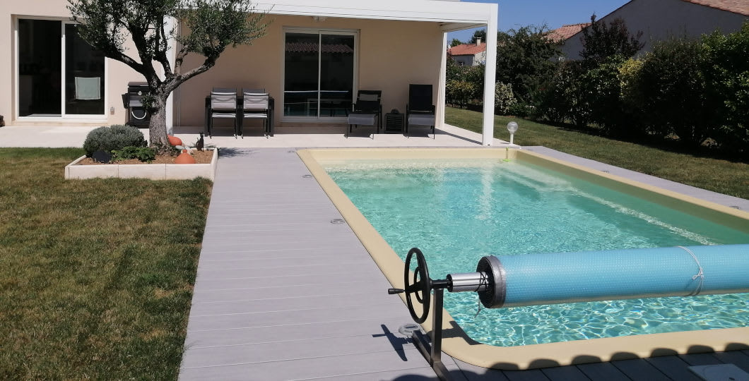 Terrasse contour de piscine en bois composite Silvadec