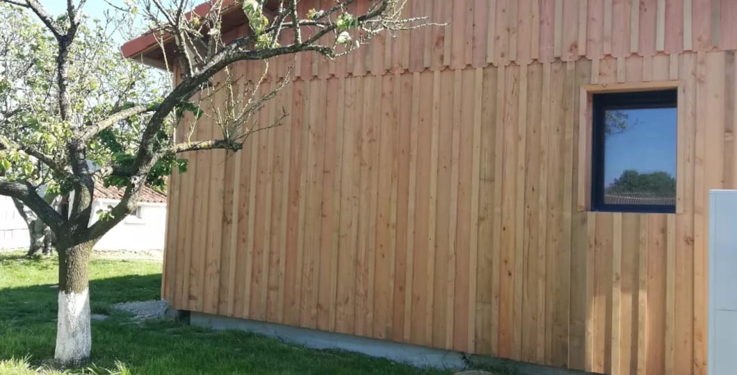 Typique des cabanes en bois de pêcheurs, le bardage couvre-joint est parfait pour une maison ossature bois