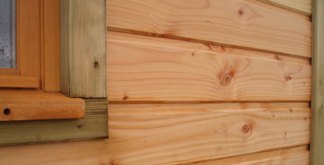 Rien de tel que le bardage en bois de Douglas pour une maison bois lumineuse et durable