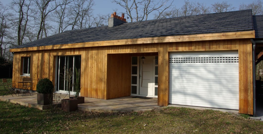 Installation d’un bardage traditionnel sur une maison ossature bois de plain-pied