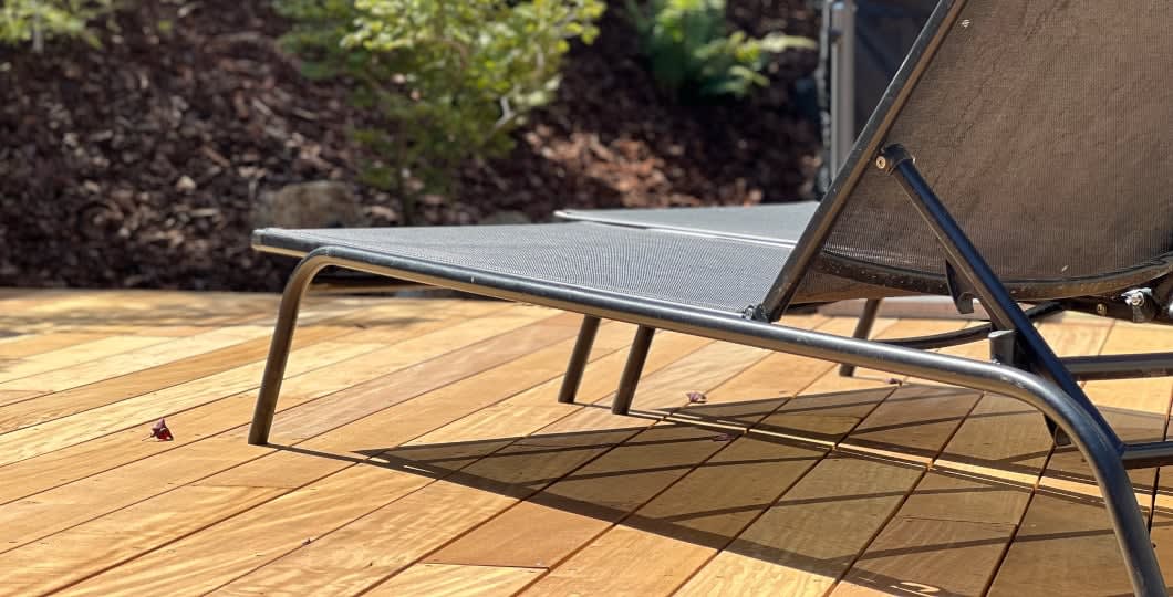 Nature Bois Concept - Zoom sur une terrasse bois exotique en Garapa, révélant sa teinte dorée et son grain lisse