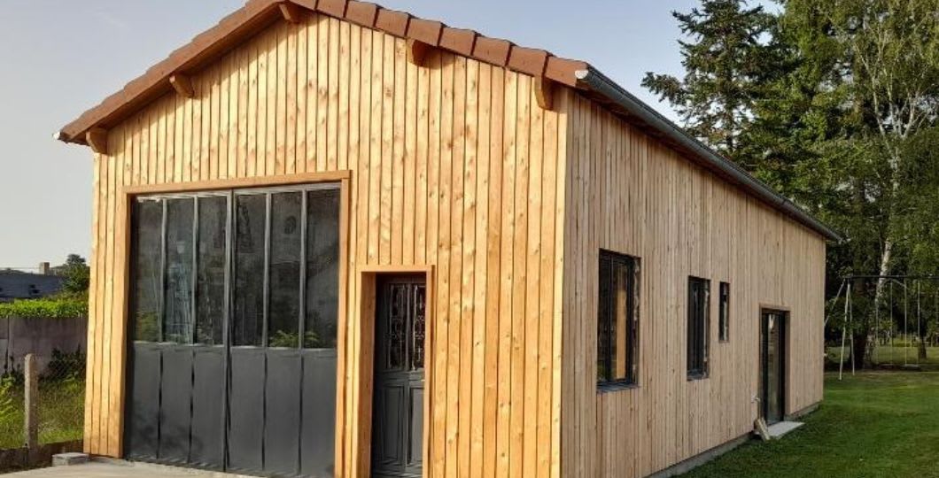 ancien bâtiment restauré avec un bardage bois