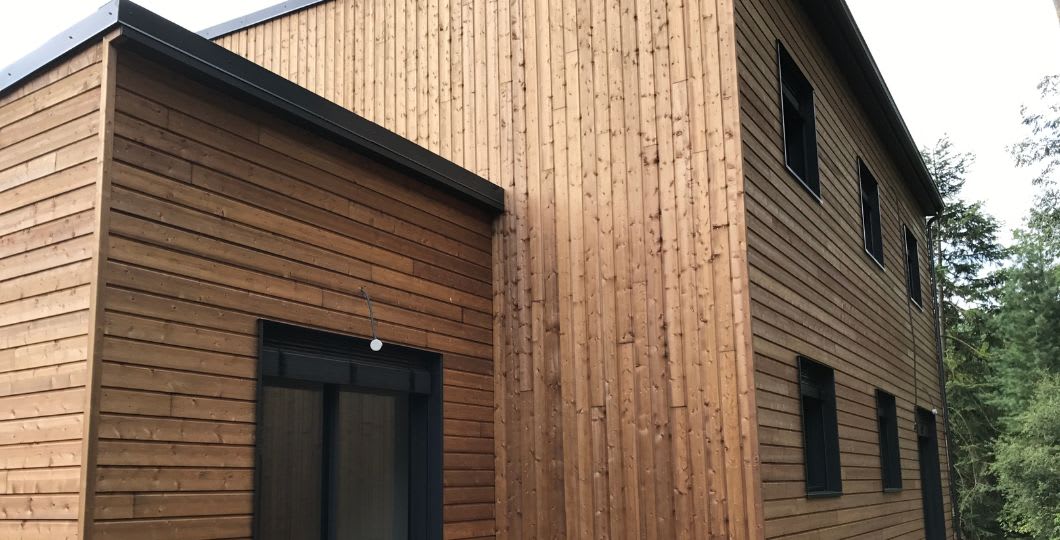 Maison avec un bardage bois traditionnel partout