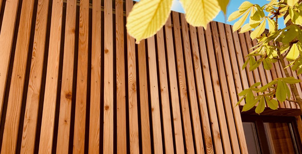 Bardage maison en bois claire-voie