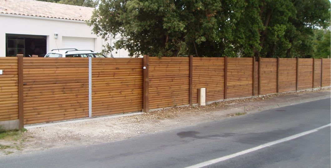Clôture bois autour d'une maison