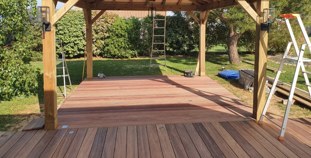 terrasse padouk sous pergola
