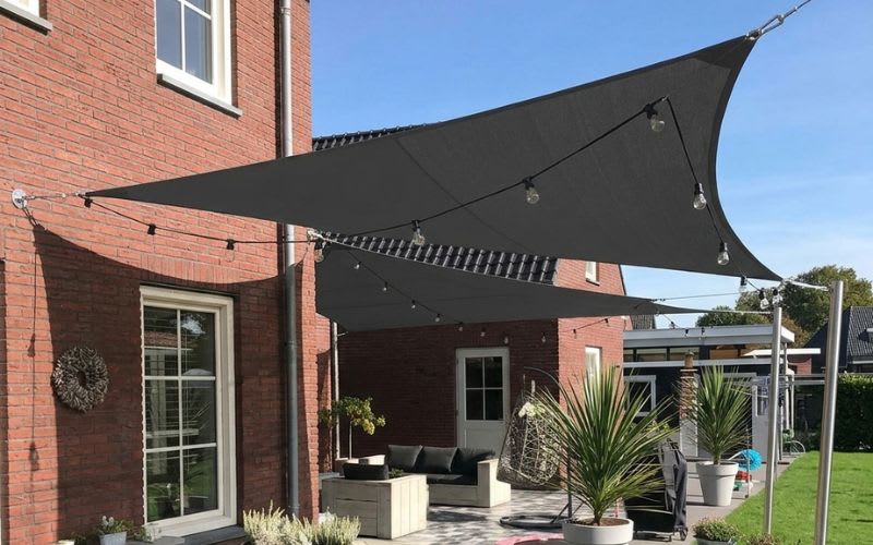 voile d'ombrage anthracite triangle nature bois concept