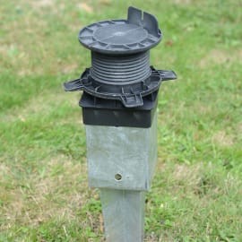 Mise en oeuvre du pieu de fondation avec plot réglable Jouplast Elevo