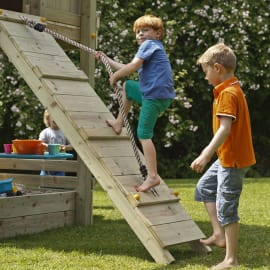 Module Ramp pour aire de jeux en bois en situation