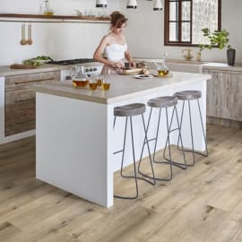 Parquet sol vinyle click SPC LVT - SABIANO - Ép.5 mm x l.228 mm x L.1220 mm - KAHRS - Paquet de 2,5 m² image situation