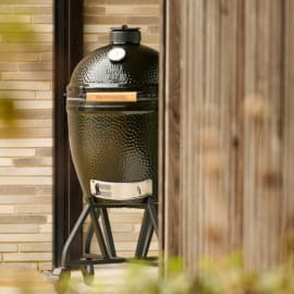Barbecue Kamado c&eacute;ramique - The Onyx Large sur chariot - Big Green Egg image en situation1