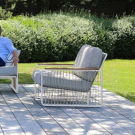 Fauteuil bas de jardin lounge Inox/Teck - Riva dans un jardin