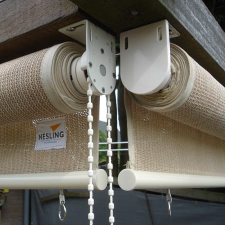 Installation store enrouleur vertical Coolfit - l.2,96 x H.2,4 m - Nesling - Couleur crème/porcelaine Installation store enrouleur vertical Coolfit - l.2,96 x H.2,4 m - Nesling - Couleur crème/porcelaine