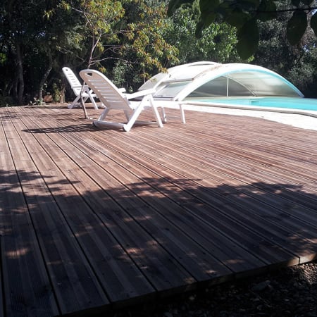 Kit terrasse complet - PIN BRUN - AB STRIÉ - Ep.27 mm x l.145 mm - L.3 m - À partir de 10 m² Kit terrasse complet - PIN BRUN - AB STRIÉ - Ep.27 mm x l.145 mm - L.3 m - À partir de 10 m²