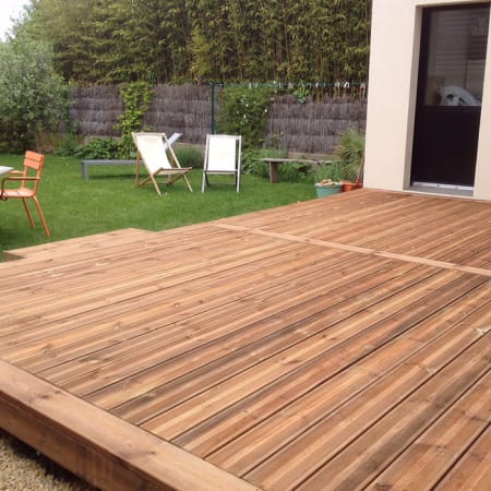 Kit terrasse complet - PIN BRUN - AB STRIÉ - Ep.27 mm x l.145 mm - L.3 m - À partir de 10 m² Kit terrasse complet - PIN BRUN - AB STRIÉ - Ep.27 mm x l.145 mm - L.3 m - À partir de 10 m²