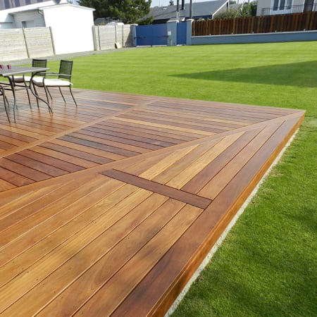 Kit terrasse - CUMARU - 5 à 60 m² (comprenant lames L.1,25m / Ep.21mm / l.145mm, lambourdes et visserie) Kit terrasse - CUMARU - 5 à 60 m² (comprenant lames L.1,25m / Ep.21mm / l.145mm, lambourdes et visserie)