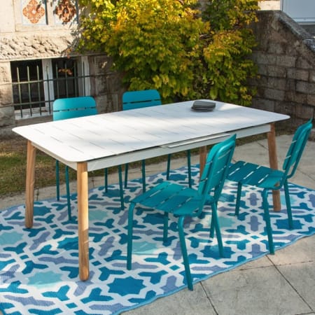 Table de jardin extensible aluminium - Alicante - L.160/200 x l.80 x H.76 cm - Blanche - 6/8 personnes en situation Table de jardin extensible aluminium - Alicante - L.160/200 x l.80 x H.76 cm - Blanche - 6/8 personnes en situation