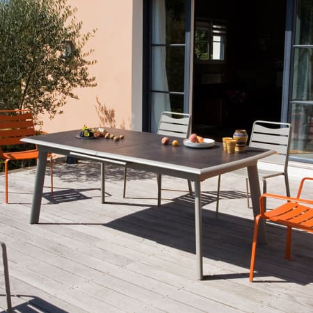 Table de jardin extensible Aluminium/HPL - Rotonde - L.200/260 x l.100 x H.76 cm - Grise - 8/10 personnes situation Table de jardin extensible Aluminium/HPL - Rotonde - L.200/260 x l.100 x H.76 cm - Grise - 8/10 personnes situation