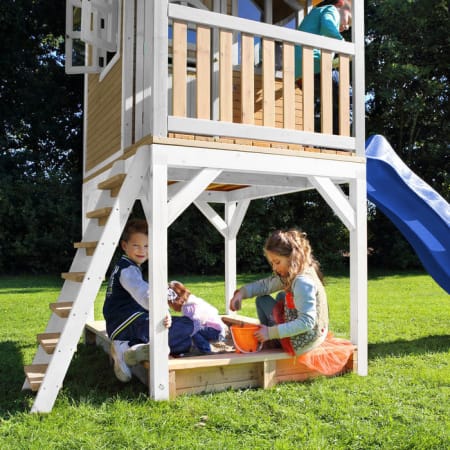 Cabane en bois avec bac à sable et toboggan pour enfant - Sarah Cabane en bois avec bac à sable et toboggan pour enfant - Sarah