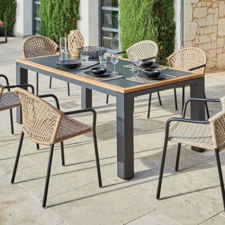 Table de jardin alu plateau céramique Kedra® bords Teck FSC® - Torino - 6/8 personnes - Vue d'ensemble avec chaises Milan Table de jardin alu plateau céramique Kedra® bords Teck FSC® - Torino - 6/8 personnes - Vue d'ensemble avec chaises Milan
