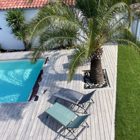 Kit terrasse complet - PADOUK - Ep.21 mm x l.145 mm - L.0,90 m - À partir de 10 m² terrasse grisée Kit terrasse complet - PADOUK - Ep.21 mm x l.145 mm - L.0,90 m - À partir de 10 m² terrasse grisée