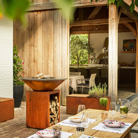 Brasero Plancha OFYR Classic+ Storage Corten 100 en situation Brasero Plancha OFYR Classic+ Storage Corten 100 en situation