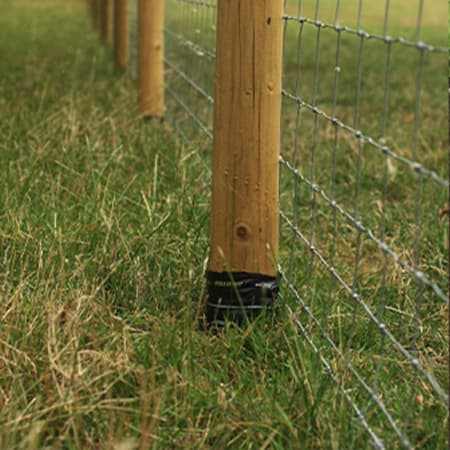 Postsaver - Gaine protection poteaux bois - TIMBERDAY sur piquet bois enfonc&eacute;