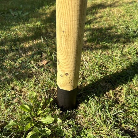 Vernis Bitumineux hydro - Protection bois ext&eacute;rieurs - 1L - TIMBERDAY piquet dans terre