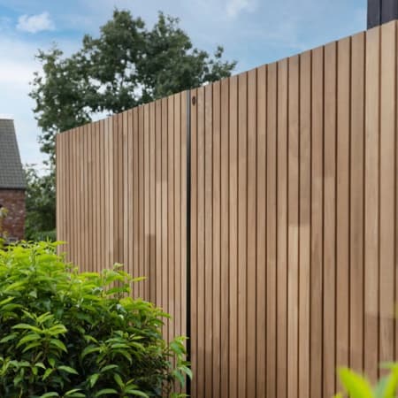 Poteau T en aluminium NOIR - Intermédiaire - Clôture Palissade - 50 x 105 x 2700 mm - photo en situation