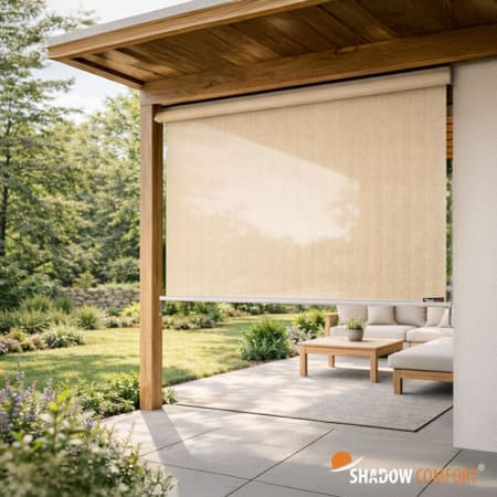 Store enrouleur vertical perm&eacute;able avec manivelle - l.1,48 x H.2,4 m - Shadow Comfort image en situation