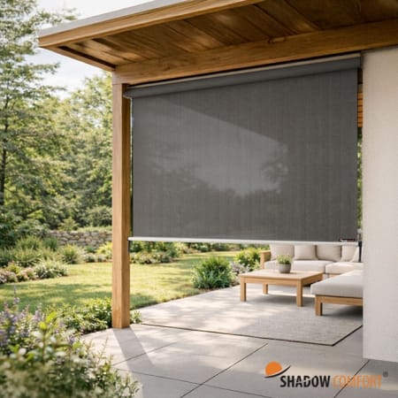 Store enrouleur vertical perm&eacute;able avec manivelle - l.1,98 x H.2,4 m - Shadow Comfort image en situation 