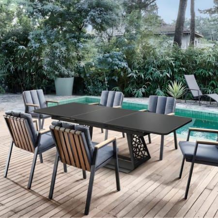 Table de jardin extensible aluminium plateau Kedra - R&eacute; coloris black boreal pied graphite sur une terrasse proche d'une piscine
