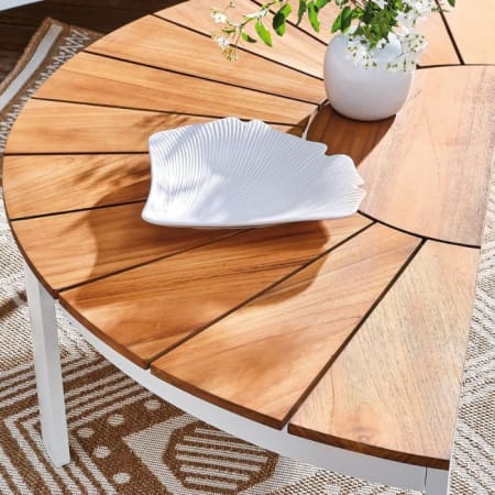 zoom sur la table basse Rhonda demi-lune