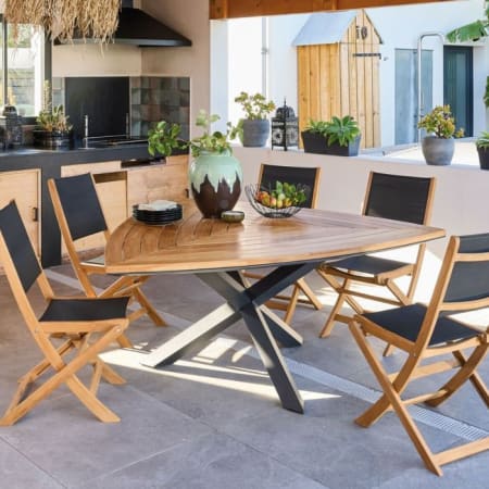 Table de jardin Triangle - Plateau en Teck - Ferrone image en situation 1
