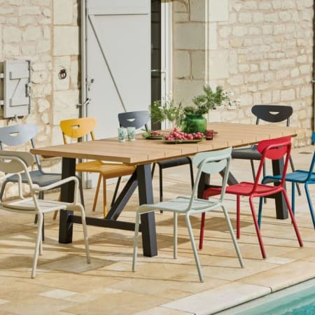 Table de jardin aluminium plateau &agrave; lattes en Eucalyptus - Vancouver - 8/10 personnes avec chaise color&eacute;es