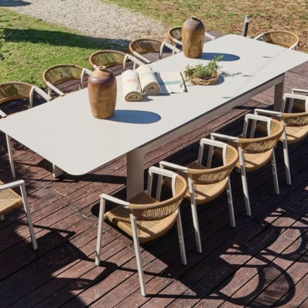 Table de jardin extensible aluminium - Darius - L.230/350 x l.76.5 cm - 10/16 personnes creme en situation