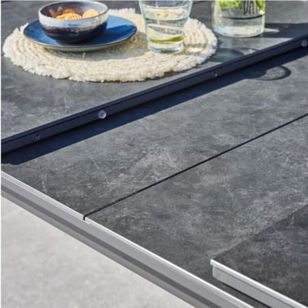 Table de jardin rectangulaire extensible aluminium - Hivaoa - L.180/240 x l.90 cm - 10 personnes graphite en situation 1